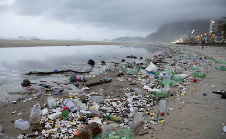 Onda De Lixo Invade Praia Do Rio Após Chuvas E Causa Alerta Sobre Plástico Blog Do Juscelino